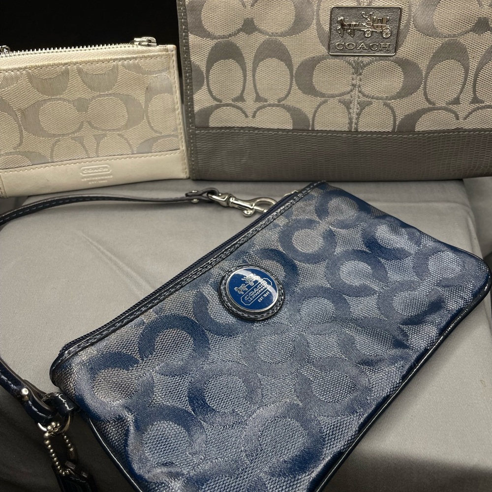 *Authentic*
Coach blue textured Wristlet with Baby Blue insides (used)